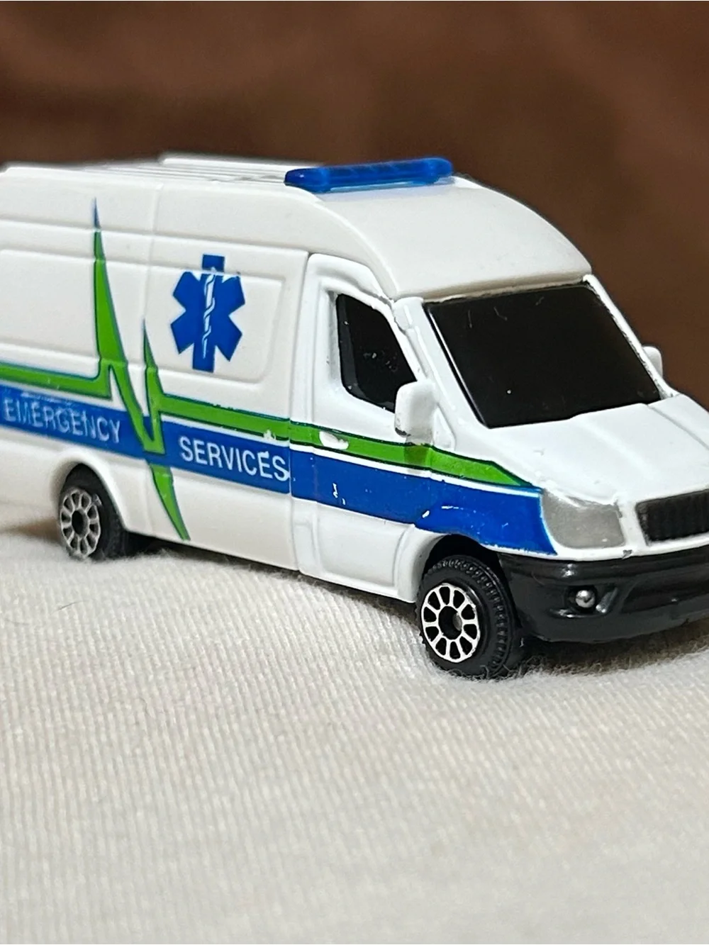 Maisto Diecast Emergency Services Ambulance White Van